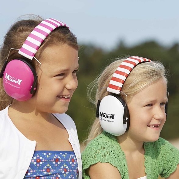 Twee kinderen met gehoorbescherming op
